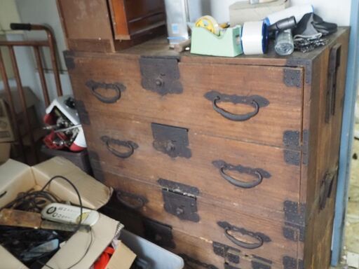 桐の箪笥，時代箪笥、大金具、店舗飾りに、９４ｘ４２ｘ１０４，2段重ね