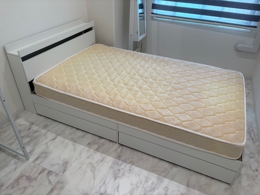 値下げ！美品！セミダブルベッド。マットレス付き。
