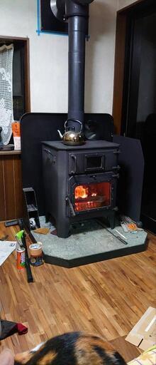 大型の薪ストーブ(オーブン付き）