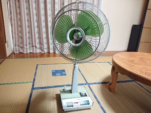 ③　R35－Y5型　三菱電機株式会社　MITSUBISI ELECTRIC　Living Fan　★三菱扇風機★　３５cmお座敷扇　１００V ５０／６０　３８／５１W　色調オリーブ　製造番号１９６４９　PERFECT－BREEZING　　　飾り物に　レトロ　アンティーク　骨董