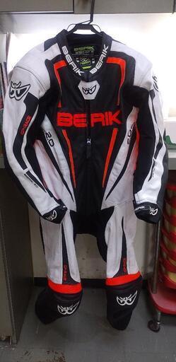 BERIKレーシングスーツとブーツ