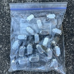 【受付終了】プリウスのスタッドレスタイヤ