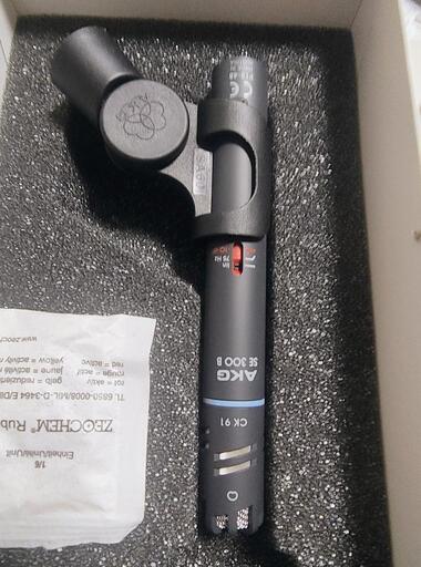 取引中　　　AKG C391B  未使用綺麗です。