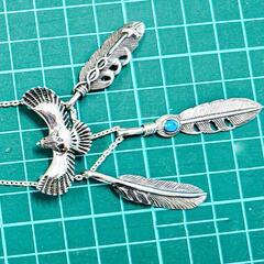 シルバー製 羽根と鳥のモチーフ ネックレス ターコイズ石付き