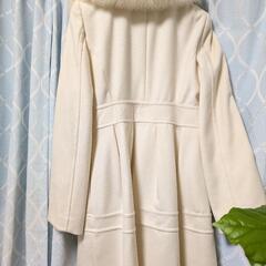 これからの寒い冬にピッタリ!!ファー付き白のコート