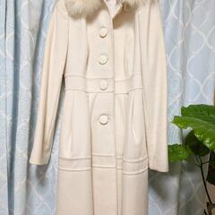 これからの寒い冬にピッタリ!!ファー付き白のコート