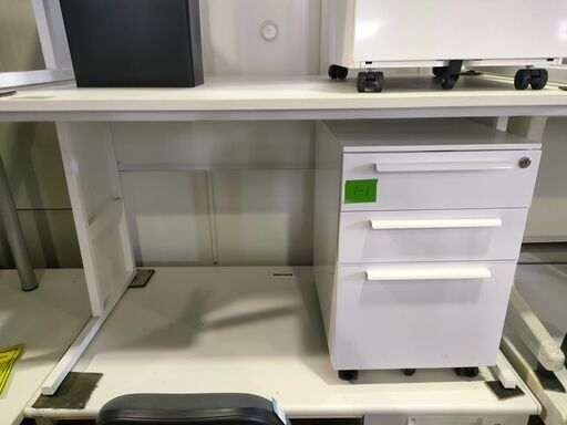 オフィス用品　事務机　キャビネット付き　ホワイト