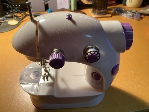 ミニミシン。電源コード付き。フットスイッチ付き。