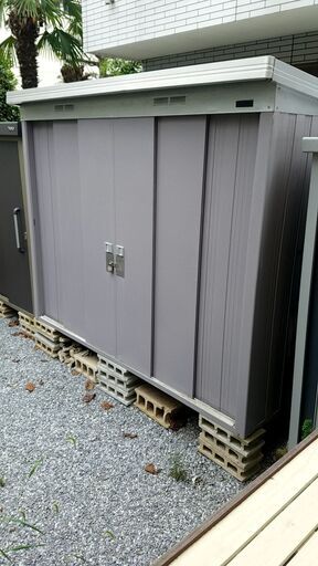 幅約2900くらい高さ約2100くらい奥行約1500くらいの完成済物置をお譲りします。
