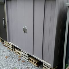 幅約2900くらい高さ約2100くらい奥行約1500くらいの完成済物置をお譲りします。