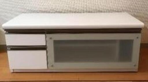 光沢あるテレビボード