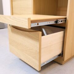 unico(ウニコ)のSIGNE(シグネ)シリーズのキッチンカウンターです。オーク材のナチュラルな質感を活かしたオシャレなデザインのキッチンボード。カフェ風のインテリアや北欧スタイルなどに♪