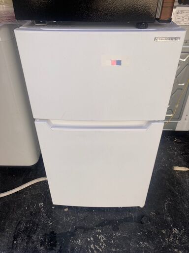 ☆中古￥11,800！YAMADA　87㍑2ドア冷蔵庫　家電　2023年製　YRZ-C09H1型　幅48㎝ｘ奥行51㎝ｘ高さ85㎝　【BJ062】