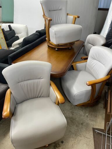 リサイクルショップどりーむ荒田店 No13467 ダイニングテーブルセット　椅子４脚付き　回転椅子で便利♪