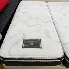 クイーンベッド　フレーム：
ニトリ　マットレス:SIMMONS　　