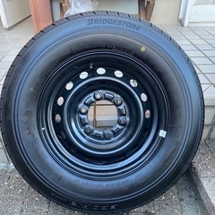 ハイエース　新車外しの純正タイヤセット