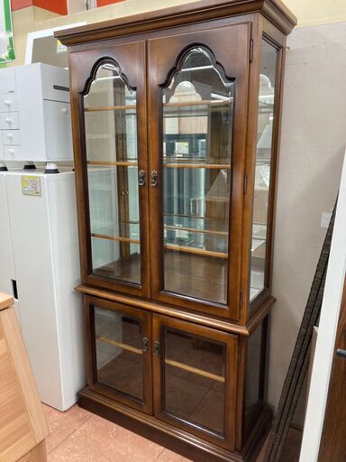 おしゃれなkarimoku オールドカリモク家具2面キュリオケースコロニアルシリーズ1198