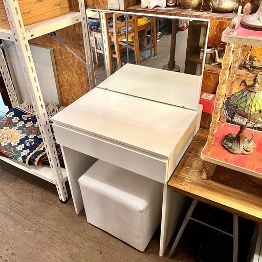 【武蔵小山店】 ドレッサー 姿見 化粧台 鏡台 スツール付き ドレッサ ミラー 白物 ホワイト 角度調整可能 ワニ柄 スツール  運搬無料エリア有 / 品川区 リサイクルショップ ランバールーム 武蔵小山店  ◀︎ 武蔵小山パルム 戸越銀座 隣
