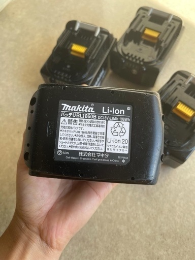 Makita バックバッテリー4個があります。