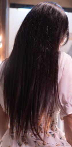 腰まで伸びた髪の毛