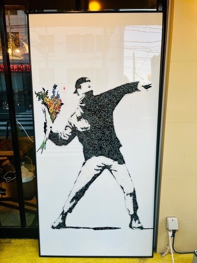 特大 大盤 インテリア 水晶パネル アートパネル バンクシー フラワーボンバー　flower bomber 花束を投げる男 フラワーボム 黒フレーム付き クリスタル 絵 イラスト おしゃれ 高級感 モダン 男性 男 花束 花 絵画 北欧 アートポスター インテリア 芸術 雑貨 アート タペストリー パネル 水晶絵 水晶  飾る 壁掛け 床置き ラウンジ リビング エントランス ベッドルーム 寝室 玄関 美容室 美容院 待合室 廊下 白 黒 ホワイト ブラック