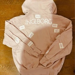 インゲボルグ　ピンク　パーカー　ロゴ