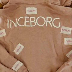 インゲボルグ　ピンク　パーカー　ロゴ