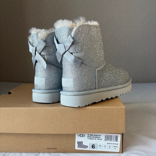 【新品】UGG ミニ ベイリーボウ スパークル　シルバー　23㎝