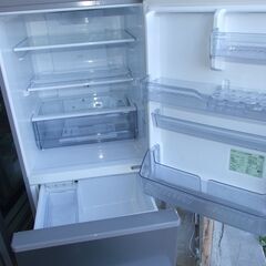 商談中です【紋別市発】引取り限定　アクア　３ドア　冷凍冷蔵庫　AQR-27M（S）272L/冷凍50L　2022年製　高さ約140cm＆耐熱100℃テーブル（電子レンジが載せられる）通電/冷蔵/冷凍確認　　