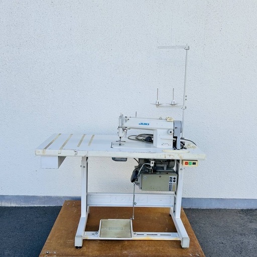 NA8771 簡易動作品　JUKI ジューキ　工業用ミシン　DDL-5570L テーブル付き　工業用本縫いミシン
