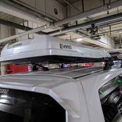 inno 薄型ルーフボックス ホワイト 両側開閉可能。