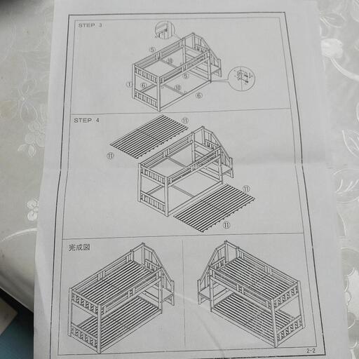 安定した階段の白い二段ベッド