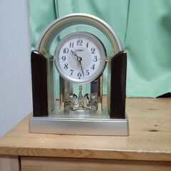 セイコーの置き時計「回転飾り、電波時計」