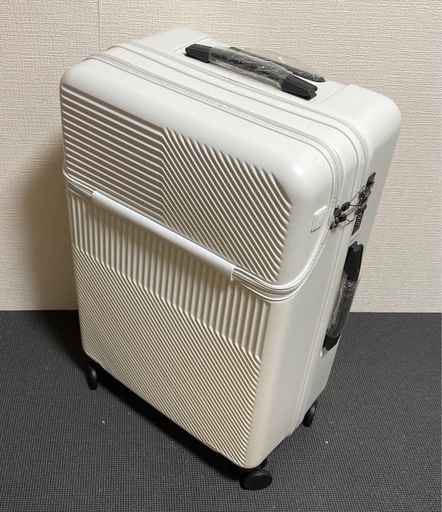 ※新品未使用※24インチサイズのスーツケース（白）