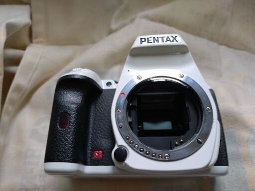 PENTAX K-r （白） + SMC PENTAX DAL 18-55mm F3.5-5.6AL　（黒）