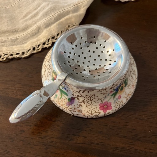 ティーストレーナー　花柄 陶器製　イギリス 紅茶