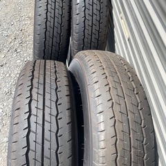 中古タイヤ出ました！極上ハイエースや、キャラバンなどにダンロップSP-175！商用車タイヤ195/80R15