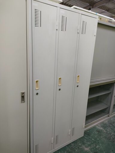 オフィス用品　3人用ロッカー