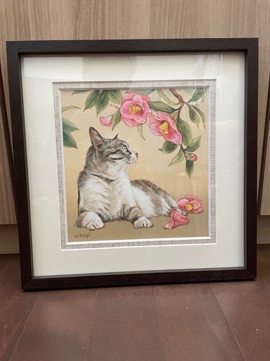 おちょぴさんの絵画「ピンクの椿と猫」です