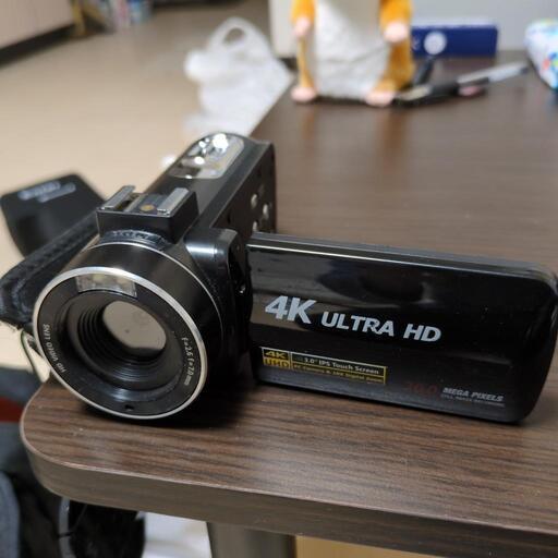 ビデオカメラ2台とアタッチメントとバッグ