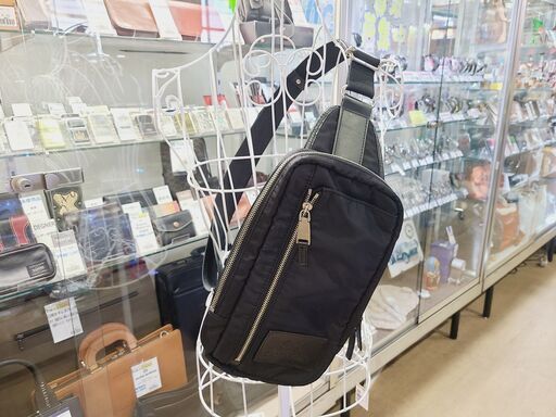 シーケーカルバンクラインボディバッグ