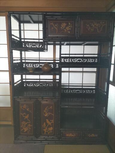シックな紫檀の飾り棚