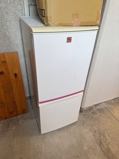 冷蔵庫とシングルベッド