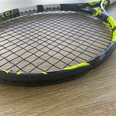 BabolaT Pure Aero98 バボラ　ピュアアエロ98 G2  グリップ2 国内正規品の極美品  購入しましたが自分には合わなかったので出品します。 1時間×2回ほど使用しました。 目立った傷もなくほぼ新品に近い状態です。  ガットはRPMチームを50で張っています。  #テニス #テニスラケット #ラケット #硬式 #硬式テニス #硬式テニスラケット #Babolat #バボラ #ピュアアエロ #98 #ピュアアエロ98