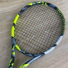 BabolaT Pure Aero98 バボラ　ピュアアエロ98 G2  グリップ2 国内正規品の極美品  購入しましたが自分には合わなかったので出品します。 1時間×2回ほど使用しました。 目立った傷もなくほぼ新品に近い状態です。  ガットはRPMチームを50で張っています。  #テニス #テニスラケット #ラケット #硬式 #硬式テニス #硬式テニスラケット #Babolat #バボラ #ピュアアエロ #98 #ピュアアエロ98