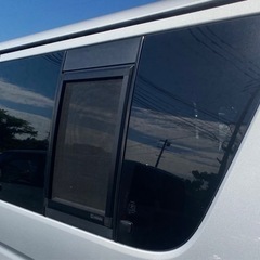 200系ハイエースの２列目右側スライドドアガラス