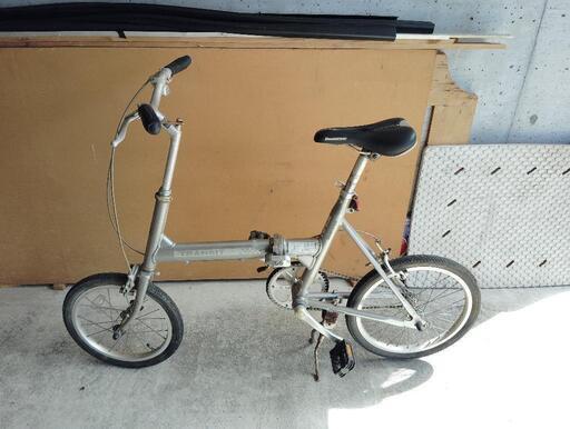 ブリジストン折りたたみ自転車　空気も入ってます。車の後かトランクに入れて　駐車場に停めて自転車で散策（市内など）足代わりに