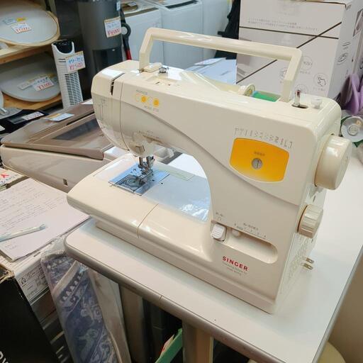 SINGER☆電子ミシン☆5730C，2006年製、箱・説明書あり、ホワイトカラー、ヤケ、作動確認【こちらは店舗です。浜村鹿野温泉ICから3分 買取本舗 宮本リサイクル 営業時間9～19時 定休日水曜のみ←連絡できませんm(_ _)m