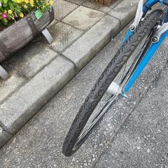 クロスバイク　７００ｘ２８ｃ　６変速　青　配達可能