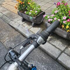 クロスバイク　７００ｘ２８ｃ　６変速　青　配達可能